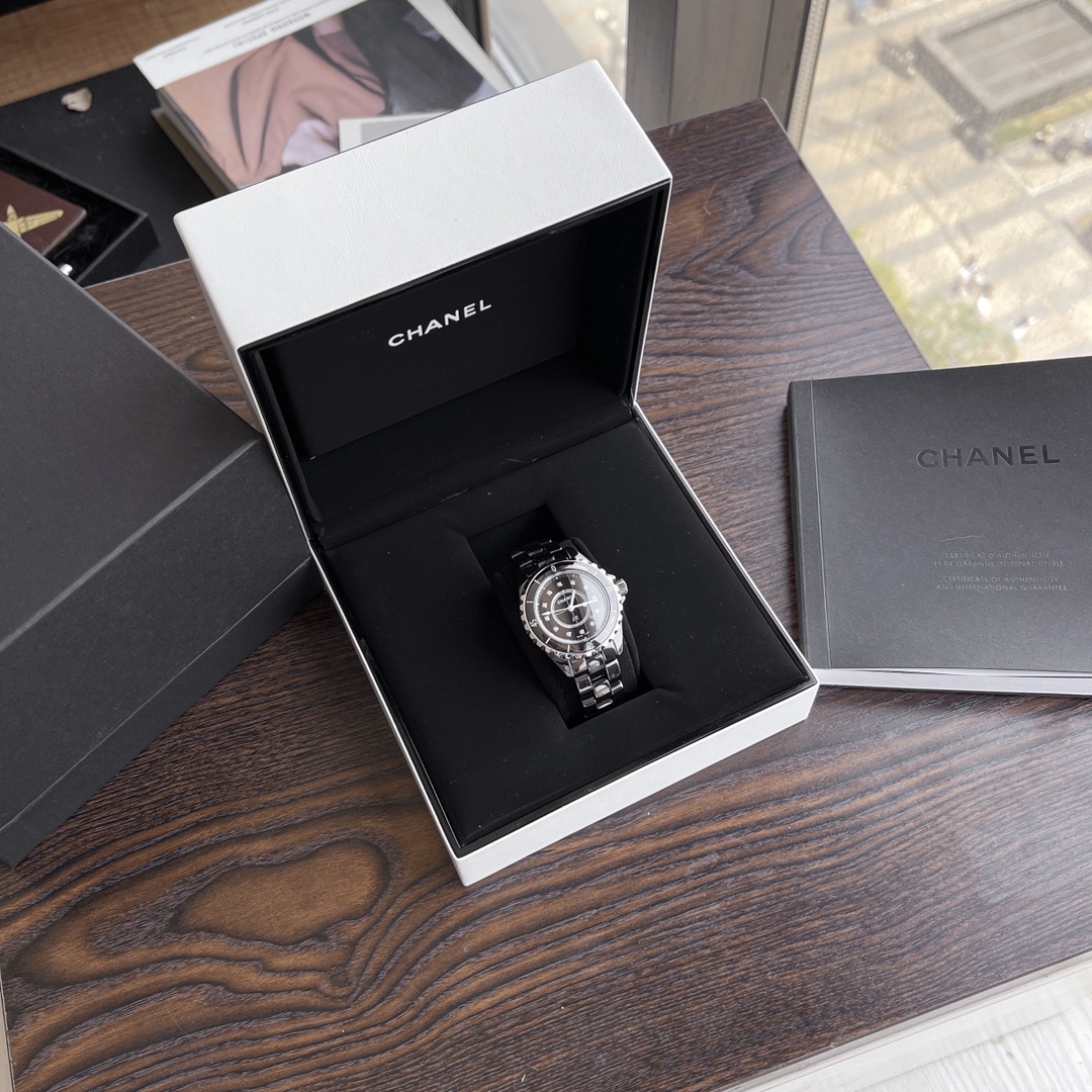 Chanel-6 CHANEL香奈儿J12系列，高科技精密陶瓷搭配精钢旋入式表冠，蓝宝石玻璃镜面，原装石英机