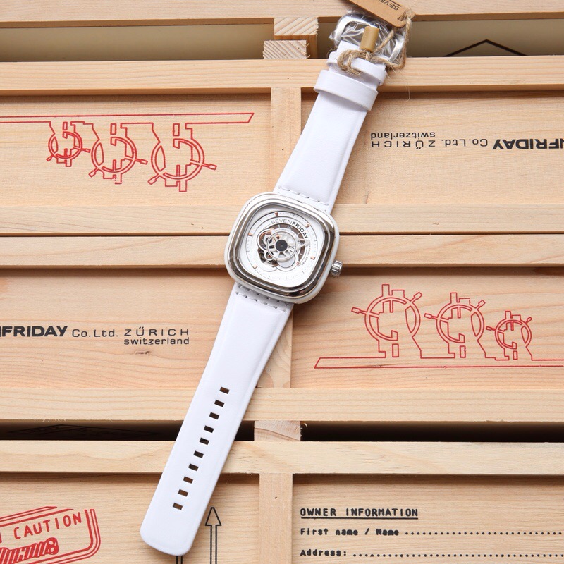 P1B02 SEVENFRIDAY P系列手表具有一个经抛光处理的不锈钢金属外壳和座圈，配有亮白色高电