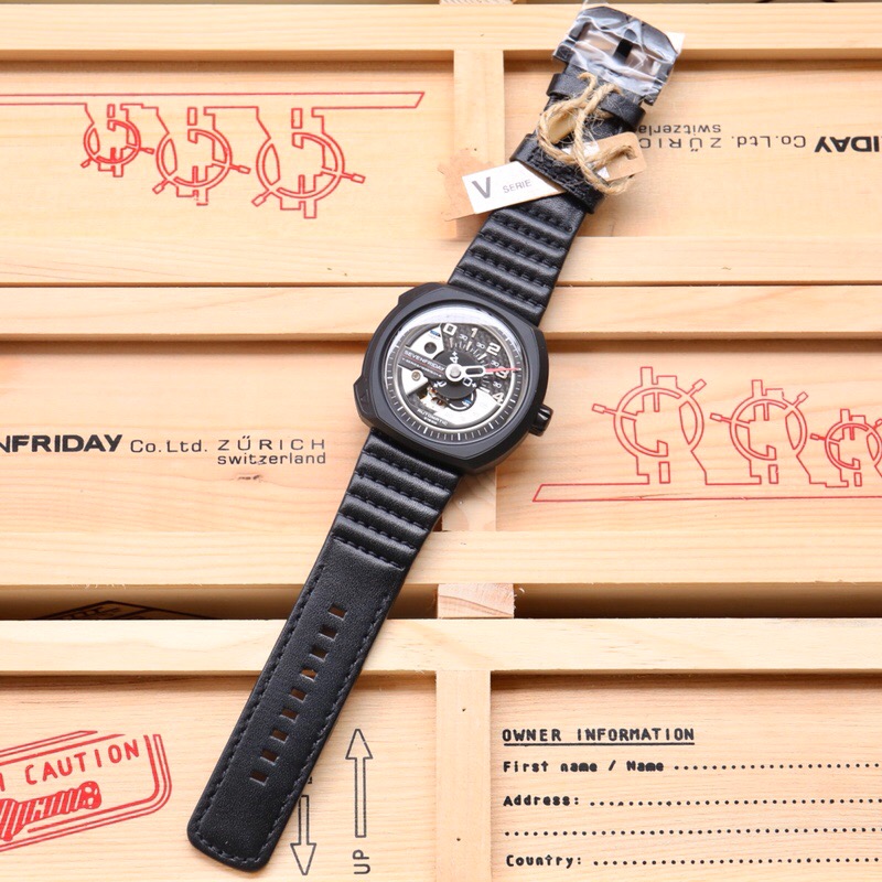 V301 SEVENFRIDAY Ｖ系列手表具有一个不锈钢（青铜）金属外壳，并带有经拉绒处理的防紫外