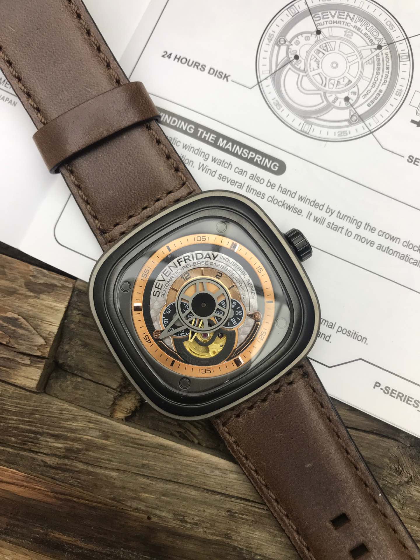 SF-15 七个星期五 SEVENFRIDAY ，原装日本西铁城82s7机械机芯镜面：强化蓝光玻璃。进