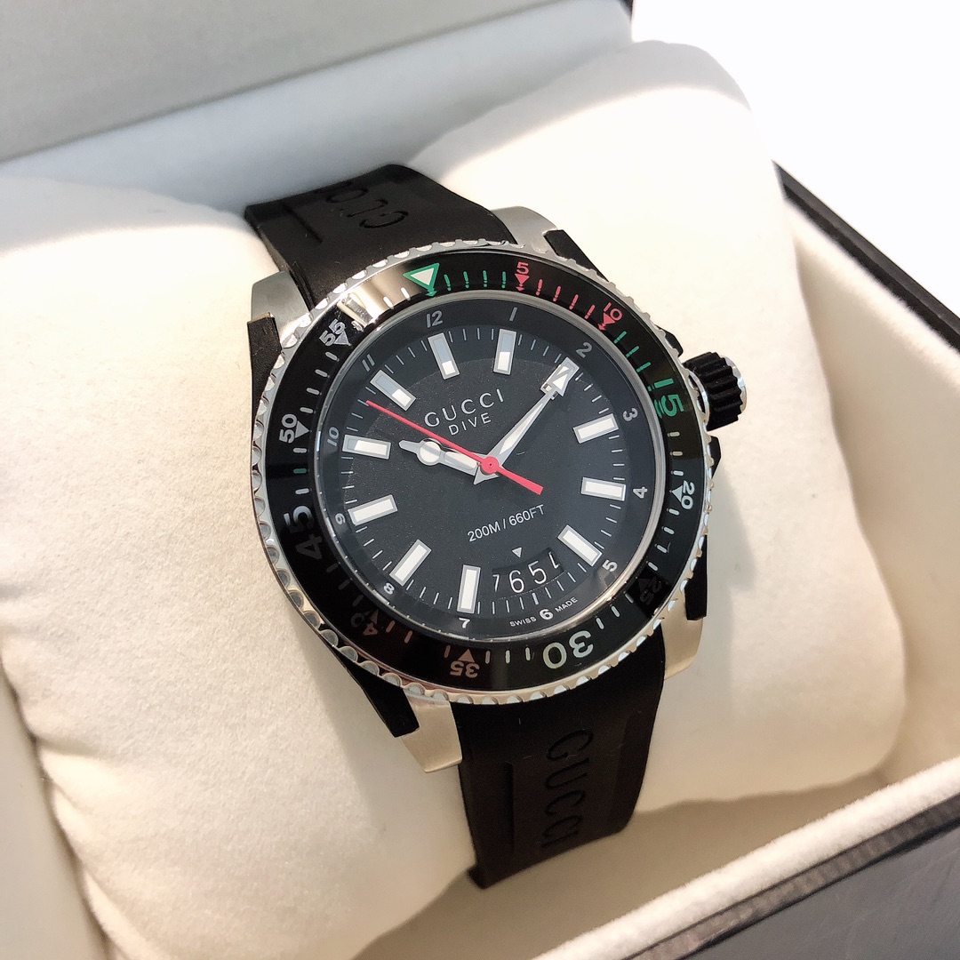 GC39 GUCCI古驰 Dive腕表,中性休闲风格的浮凸个性G家标识,橡胶表带搭配品牌代表性设计元