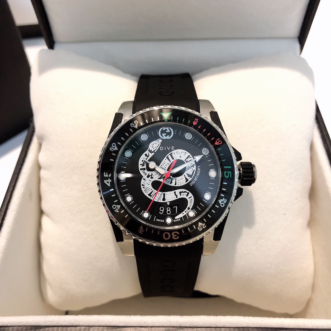 GC37 GUCCI古驰 Dive腕表,中性休闲风格的浮凸个性G家标识,橡胶表带搭配品牌代表性设计元