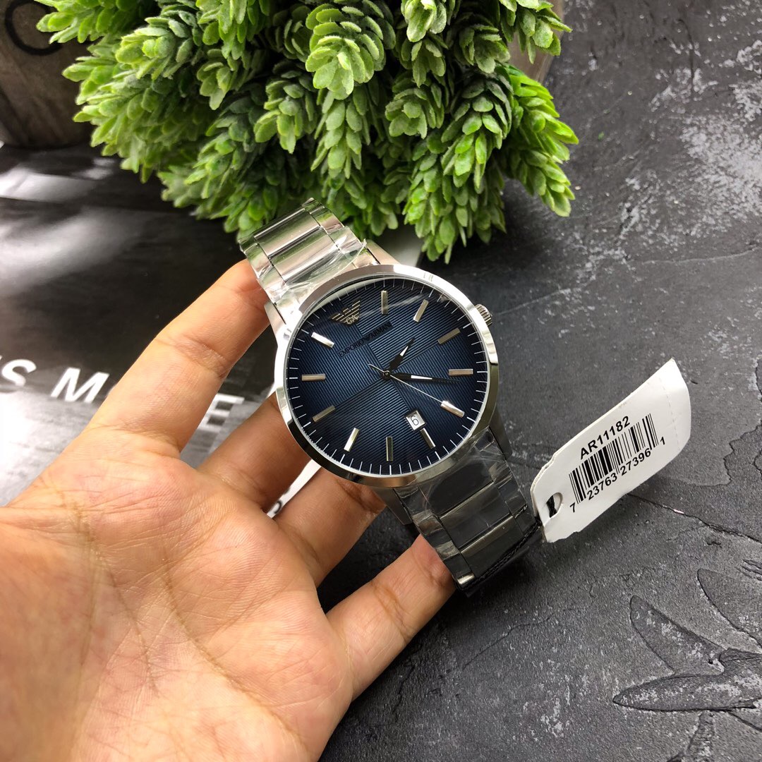 AR11182 ARMANI/阿玛尼官网最新款，独特四分条纹表盘，条钉刻度清晰简洁，超薄三针带日历，耐磨钢