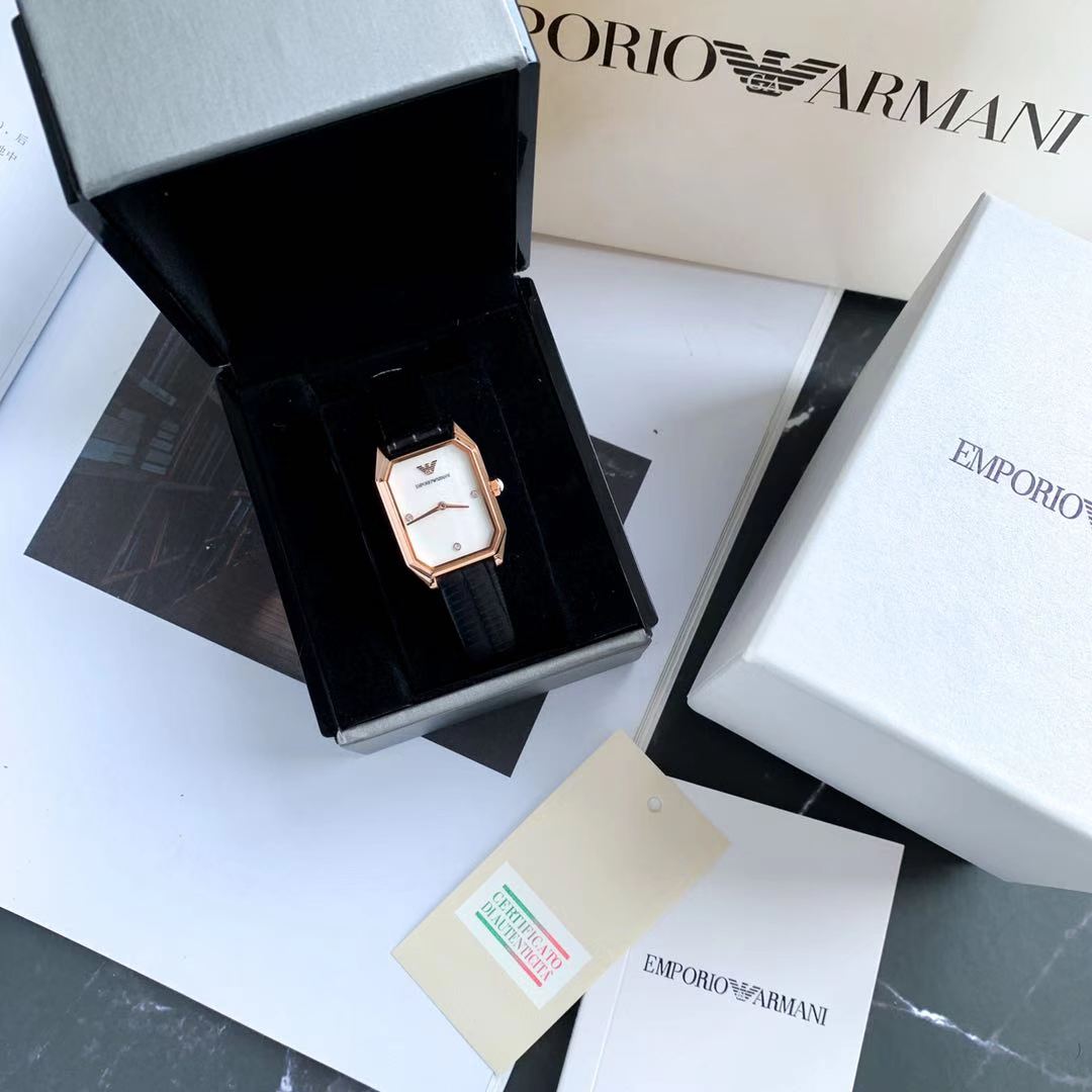 AR11390 佟丽娅同款小方表，黑色皮质表带时尚休闲简约女表；几何方形，并不表白，点缀奥地利水晶简约式刻