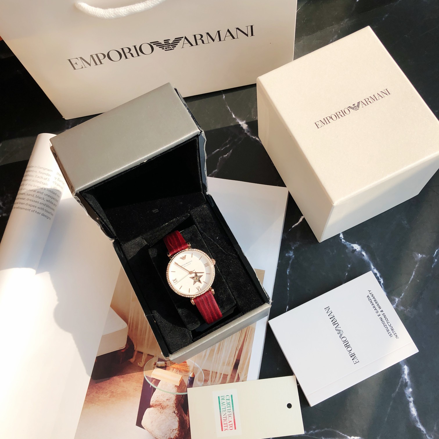 AR60044 (Emporio Armani)手表，时尚酒红色皮革表带欧美表机械机芯女士腕表；太阳放射纹