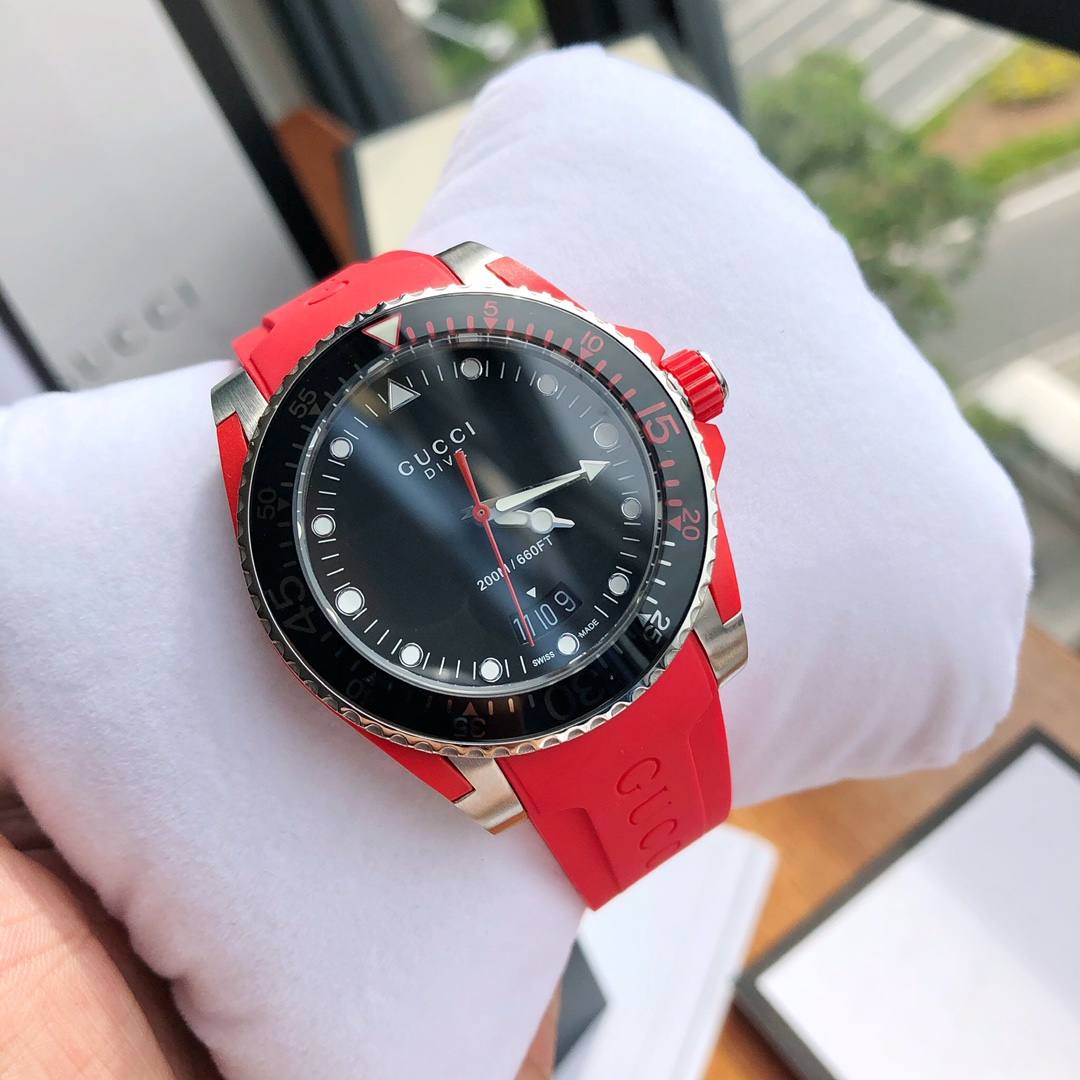 GC72 Gucci新款中性潜水表,40 mm表径,以品牌标志性蛇形图案和夜光显示为表盘;应用不锈钢