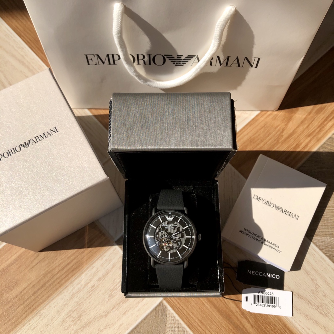 AR60028 阿玛尼(Armani）全自动机械男表，专柜最新款！AR600028，透底时尚商务款，矿物质