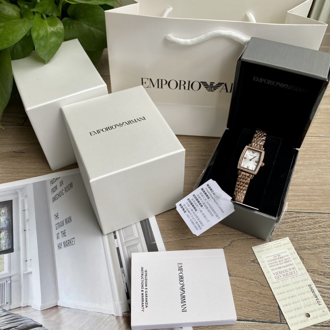 AR11406 阿玛尼女表2021秋季新品玫瑰金色，型号AR11406，水晶镶钻，轻巧贴合质感有型，佩戴出