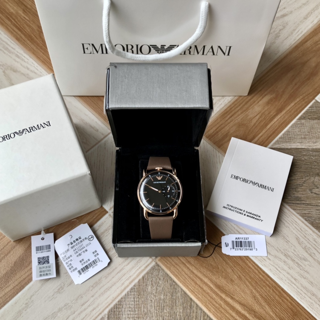 AR11337 阿玛尼ARMANI 石英男士腕表！AR11337，深色简约表盘，低调而内敛，三点位多功能计