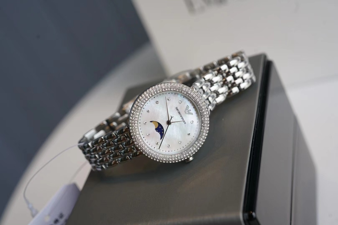 AR11461 最新款阿玛尼日月相手表，复制了浪琴心月月相同款款式；原单正品；316精钢表带强化况物质玻璃