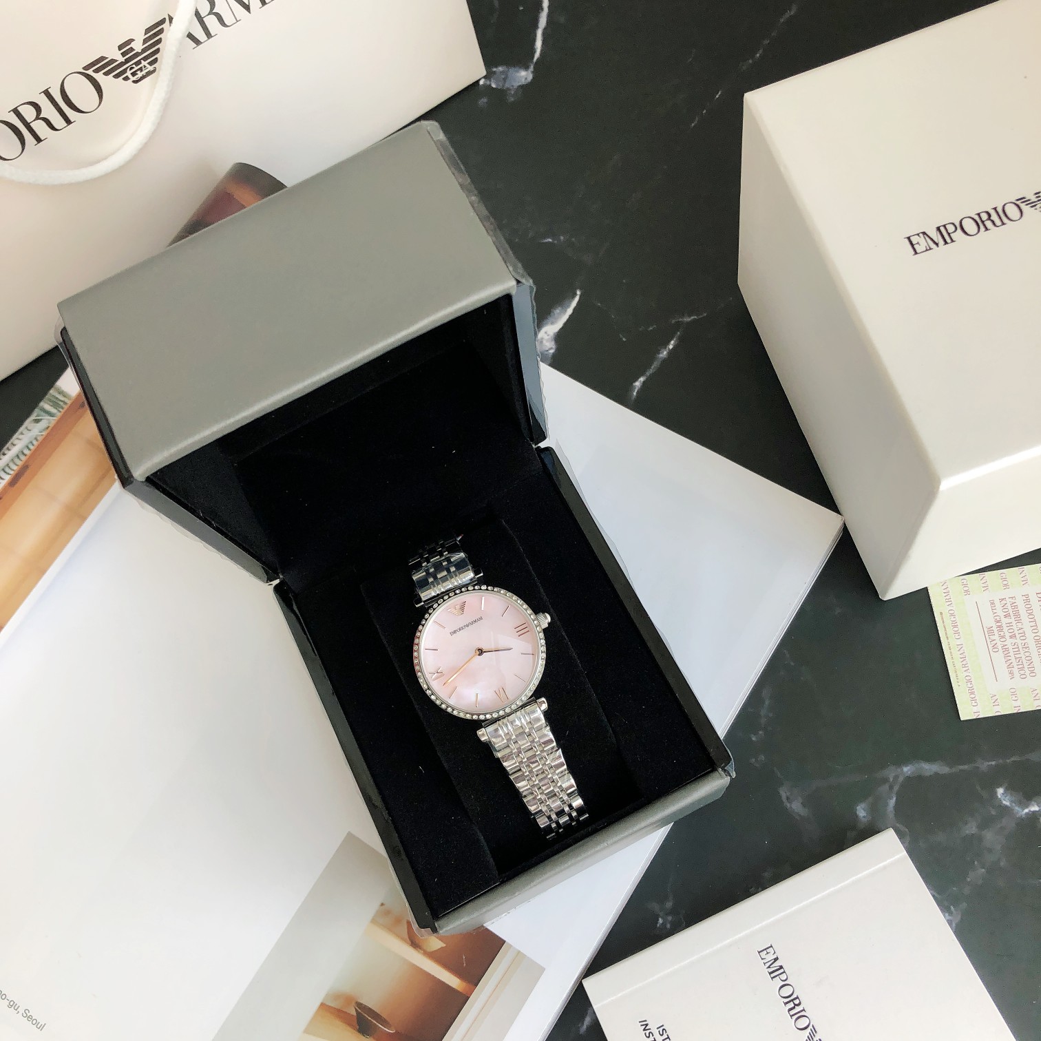 AR1779 阿玛尼女款石英手表；型号AR1779，表盘32mm；两针洁简款，贝母粉色字面，表盘围周镶嵌