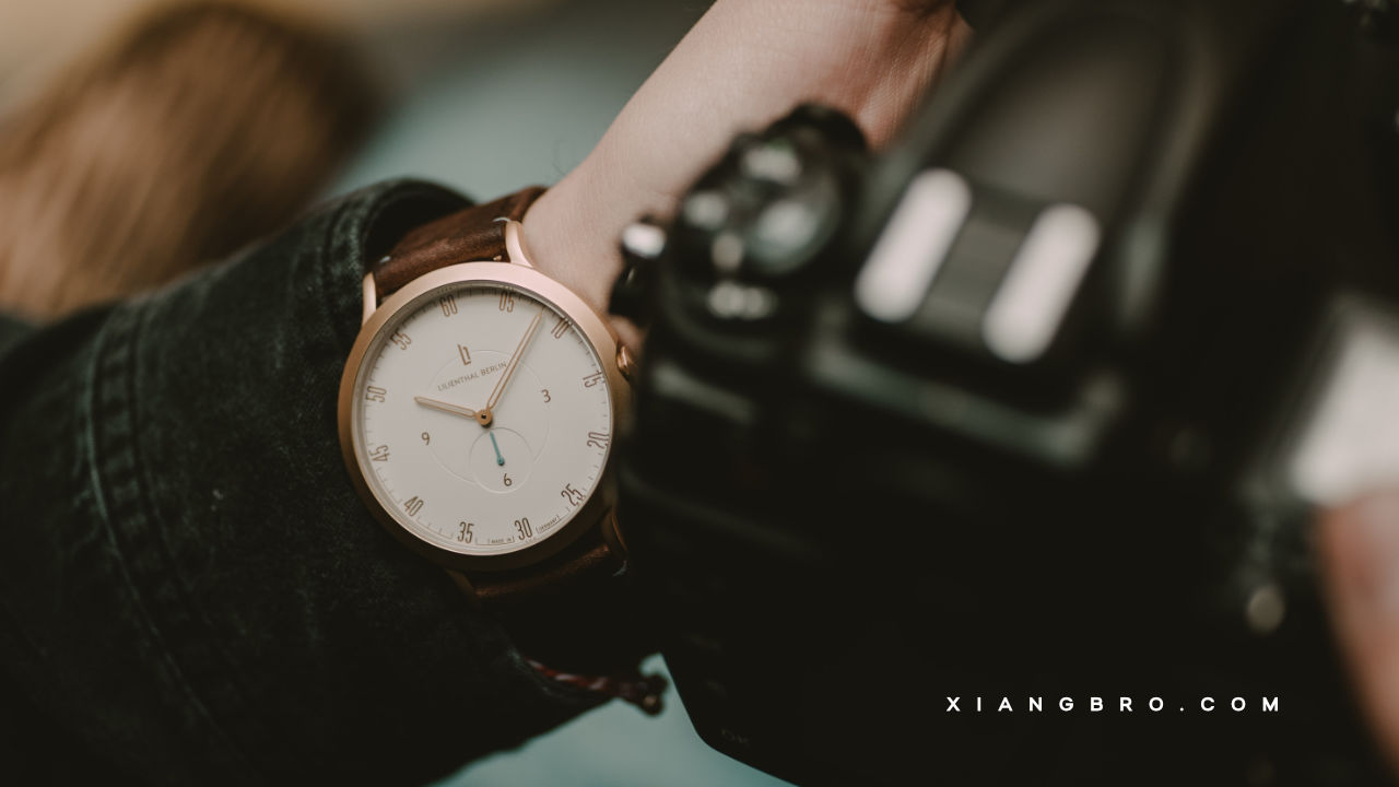 DW手表分针左右晃动正常吗？