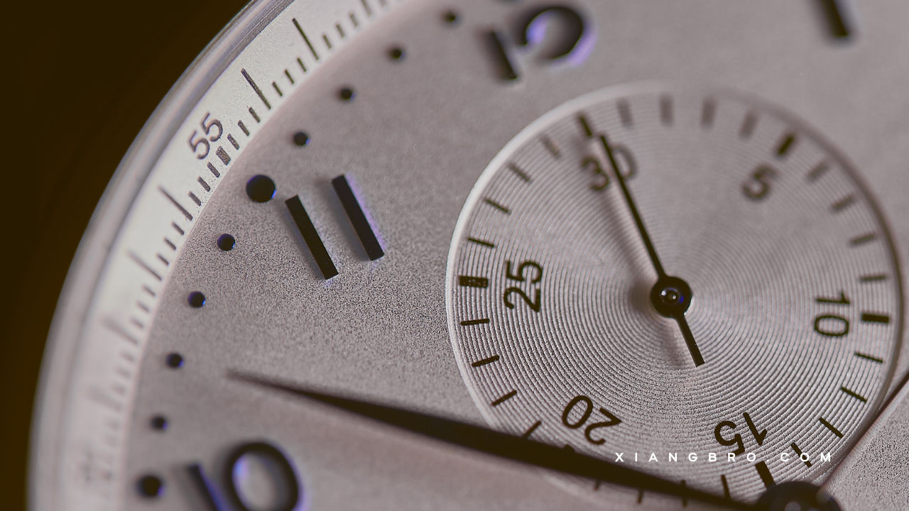 手表上有一条红线是怎么回事?